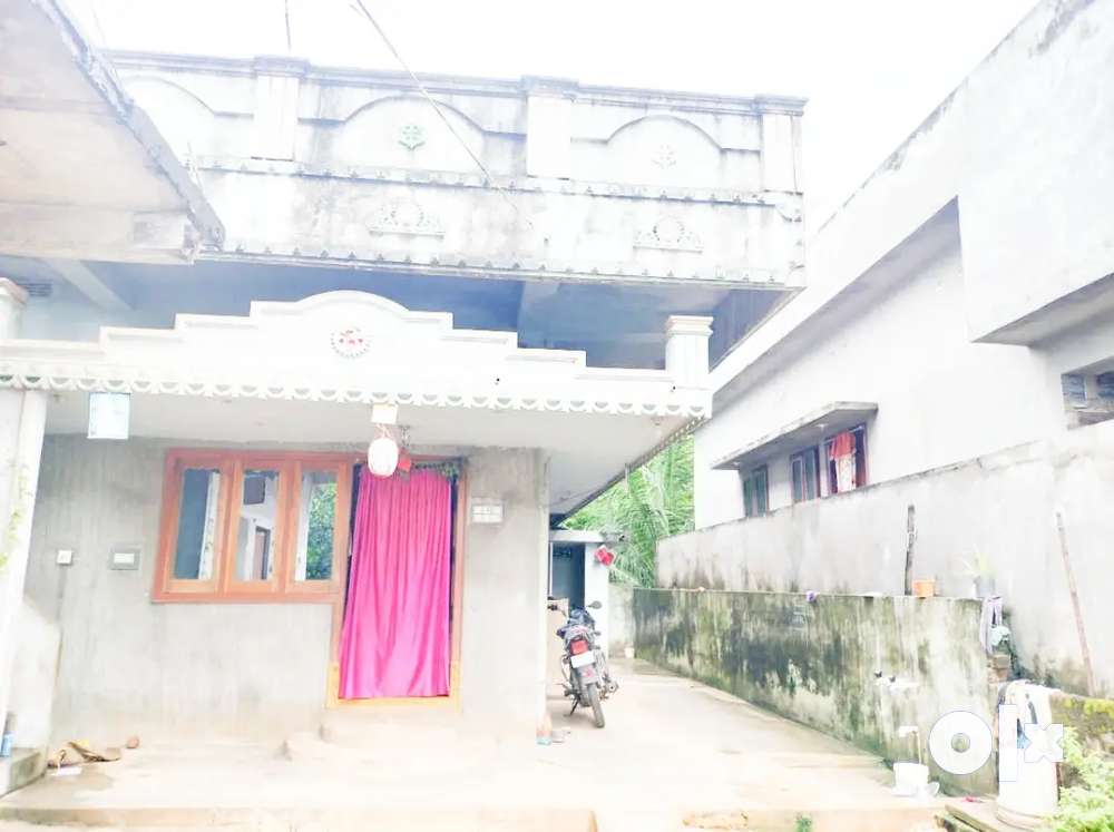 3.5cents land with building sale in RADHEYAPALEM.