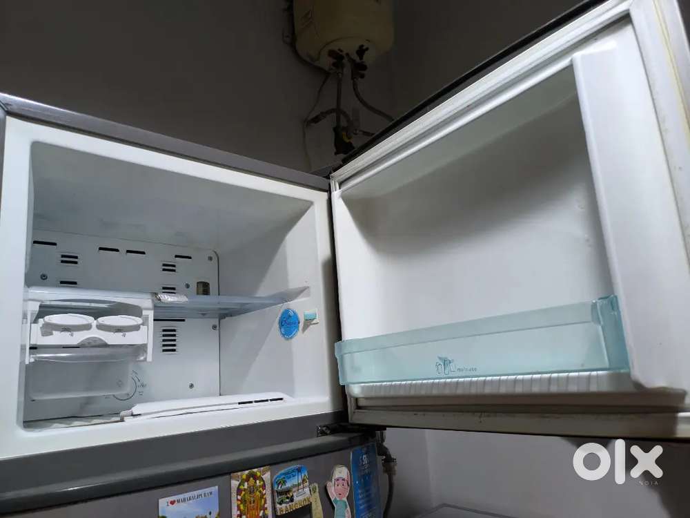 Double door refrigerator