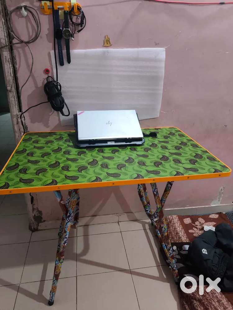 Foldable office and study table for college students