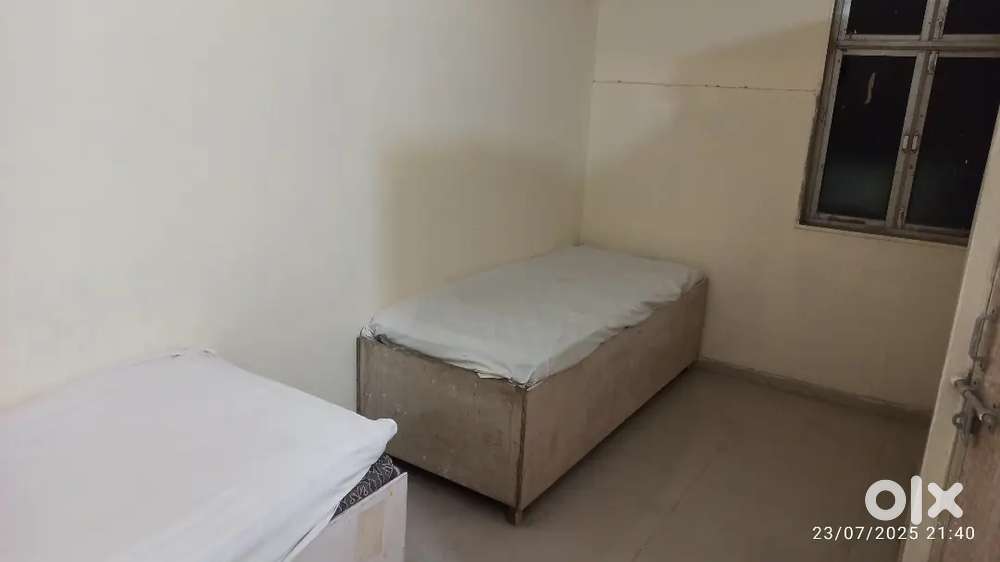 Males Paying guest in Paldi WITHOUT FOOD