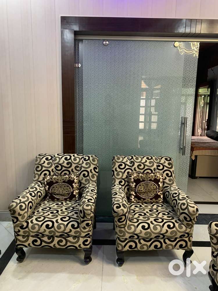 5 seater sofa with reasonable price with black center wooden table