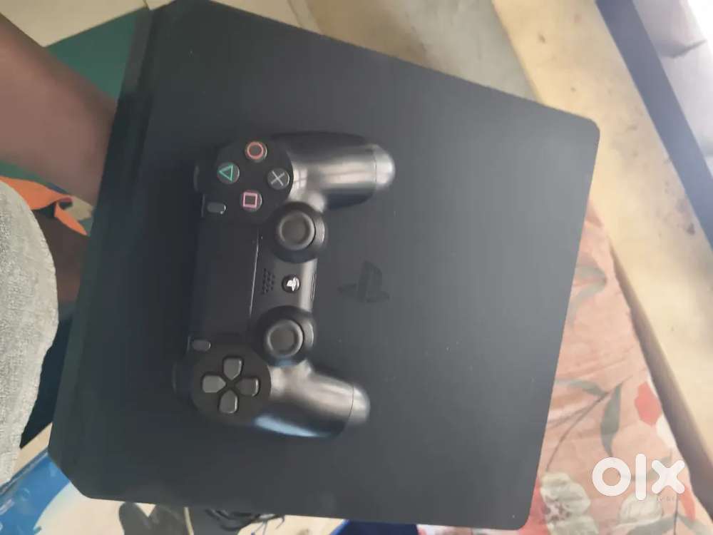 PS4 1 TB slim with controller