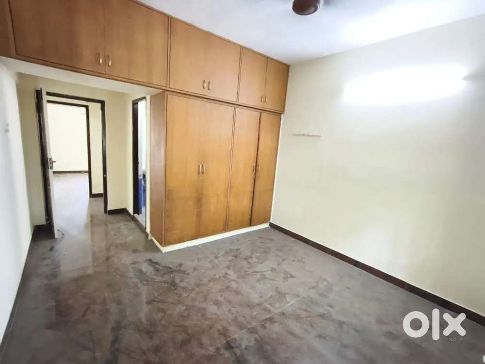 Gopalapuram 2 BHK flat LEASE Rs 30 Lac 1 car parking and NO LIFT