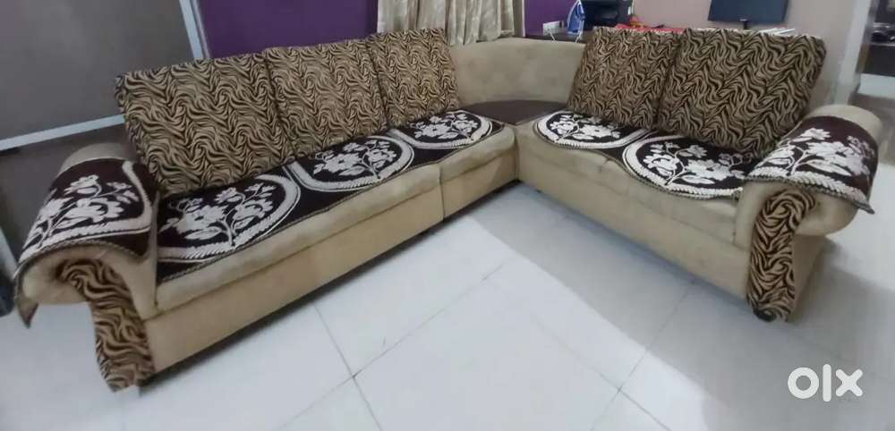 5 seater L shape sofa with corner table