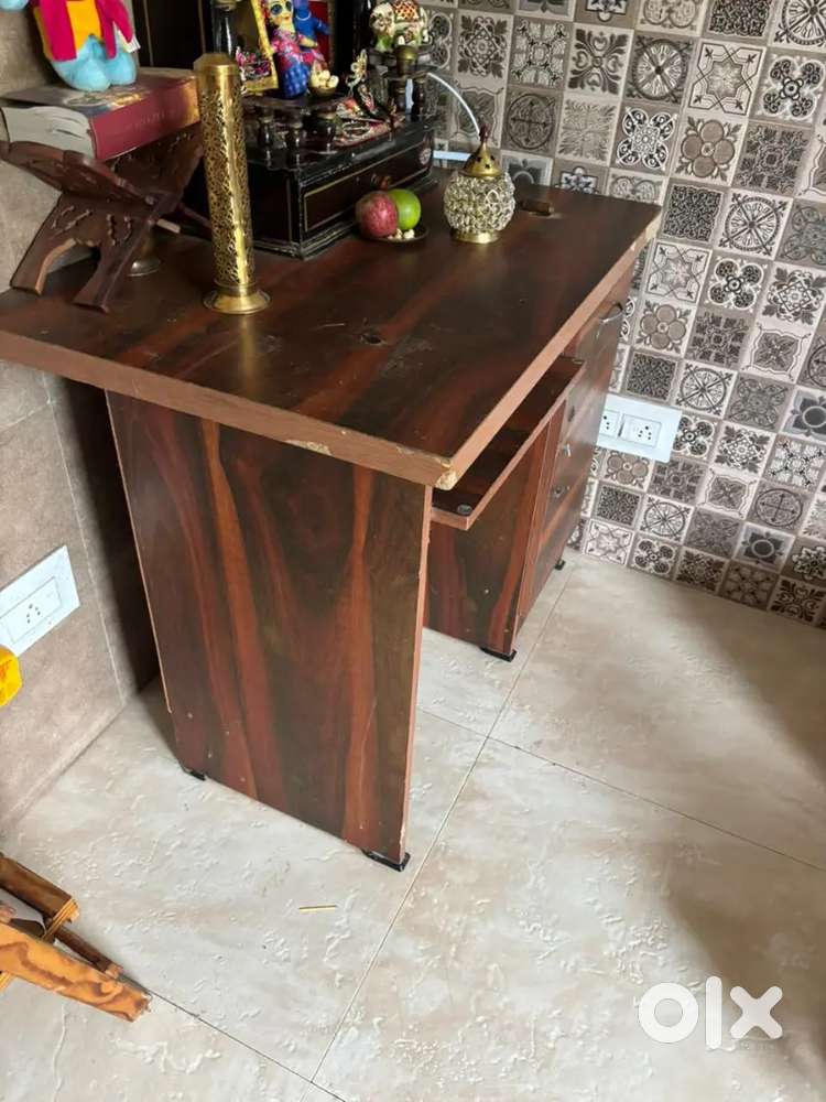 COMPUTER TABLE UNUSED