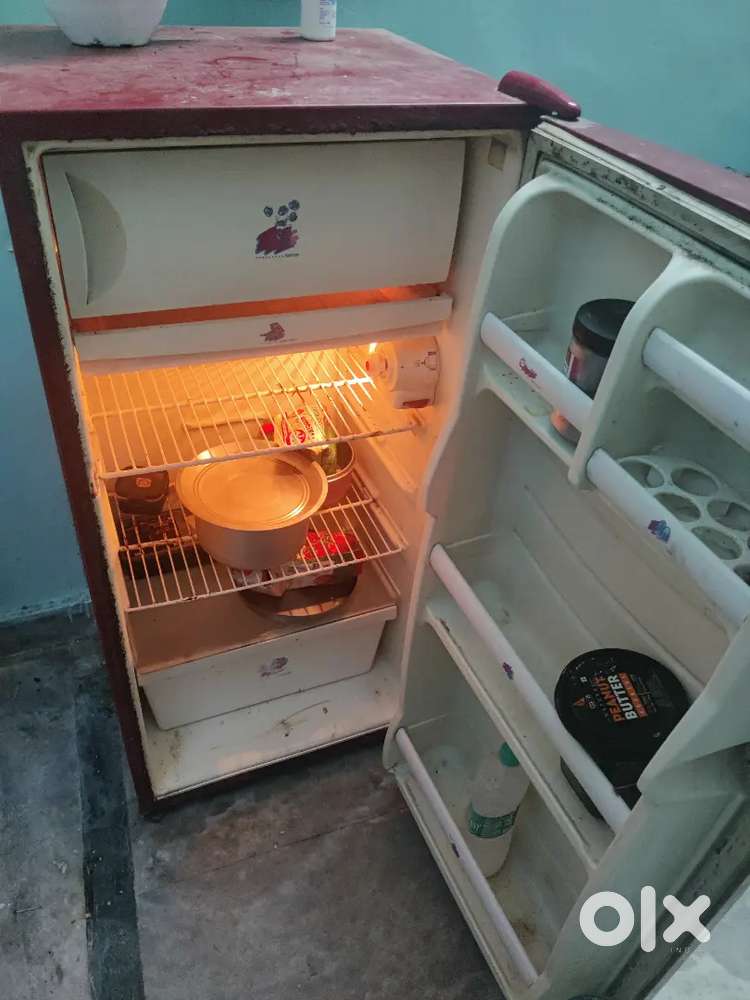 Whirlpool refrigerator 5 years old clean and good condition