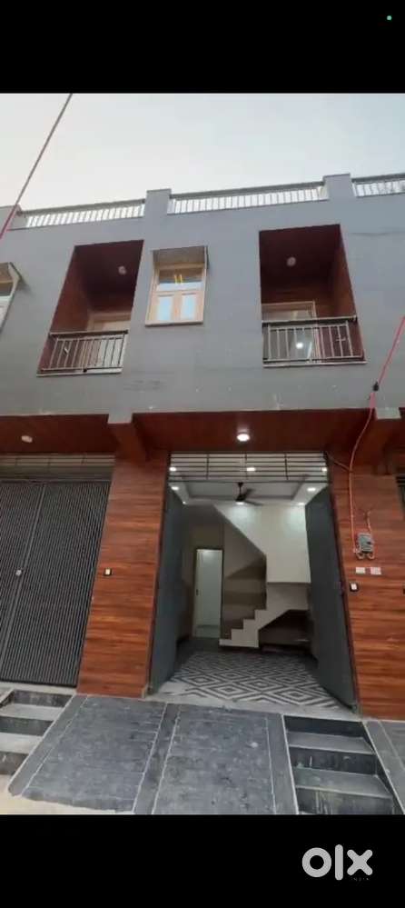 Dwarka expressway ke pas 2 manjil jad se bana hua makhaan Nangli metro