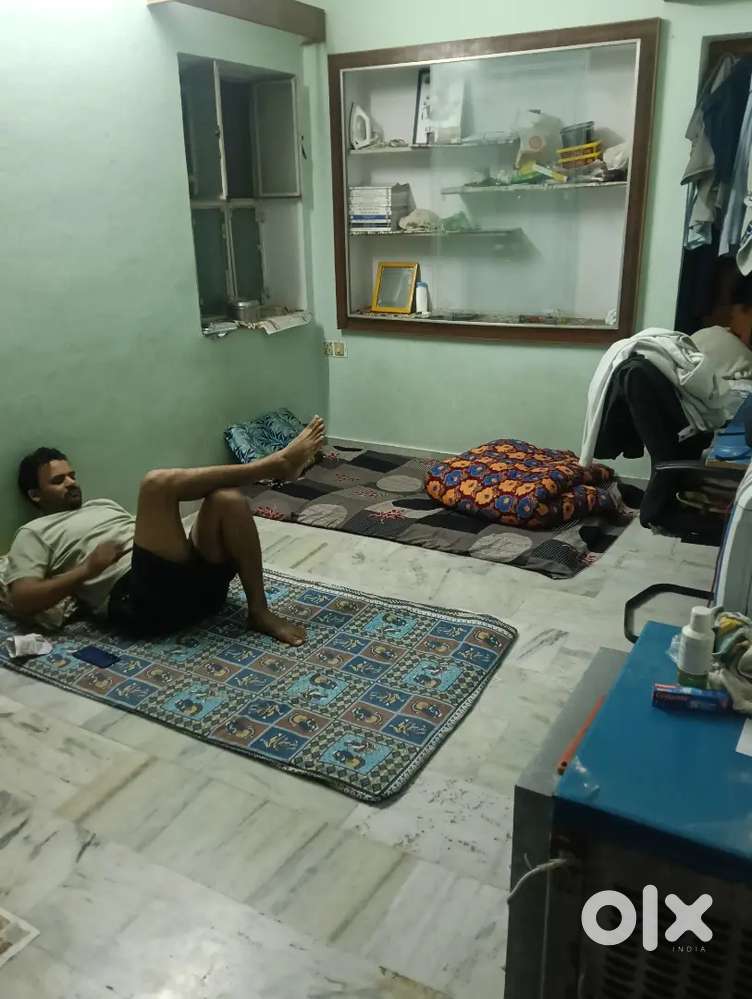 1 roommates ki need hai