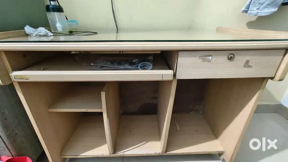 I am selling a Computer table