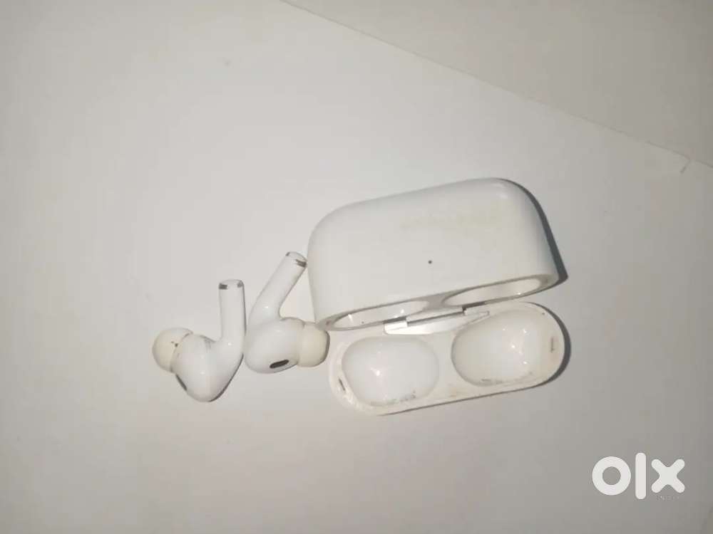 Apple ear buds (only cash)