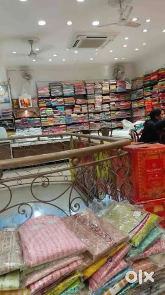 सूट और साड़ी शोरूम में काम करने के लिए लड़के और लड़कियों