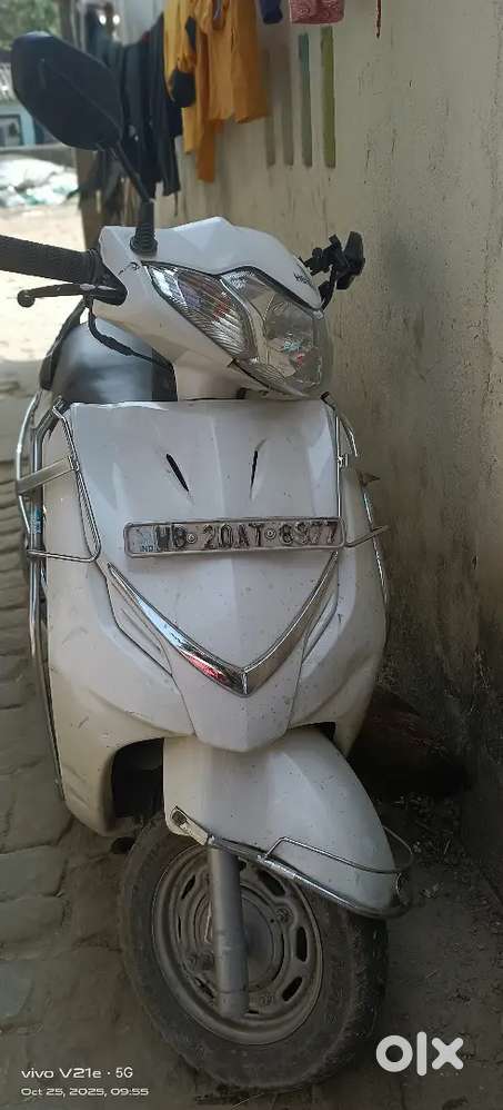 SCOOTY HERO DUET WHITE COLOUR