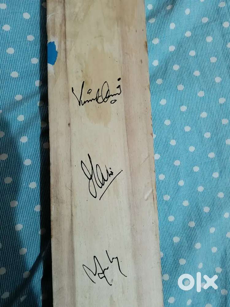Oppo X ICT signed bat by Virat Kohli, Ms Dhoni and Yuvraj Singh