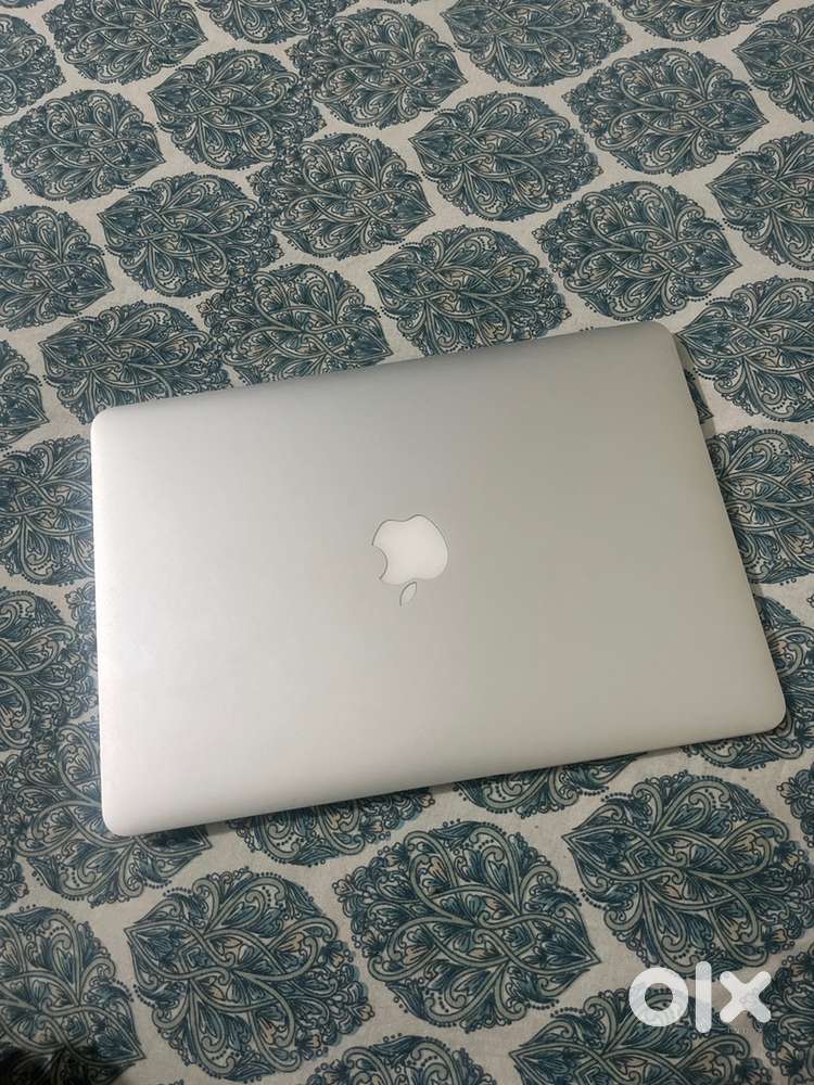 Macbook Air 2015 8GB with charger