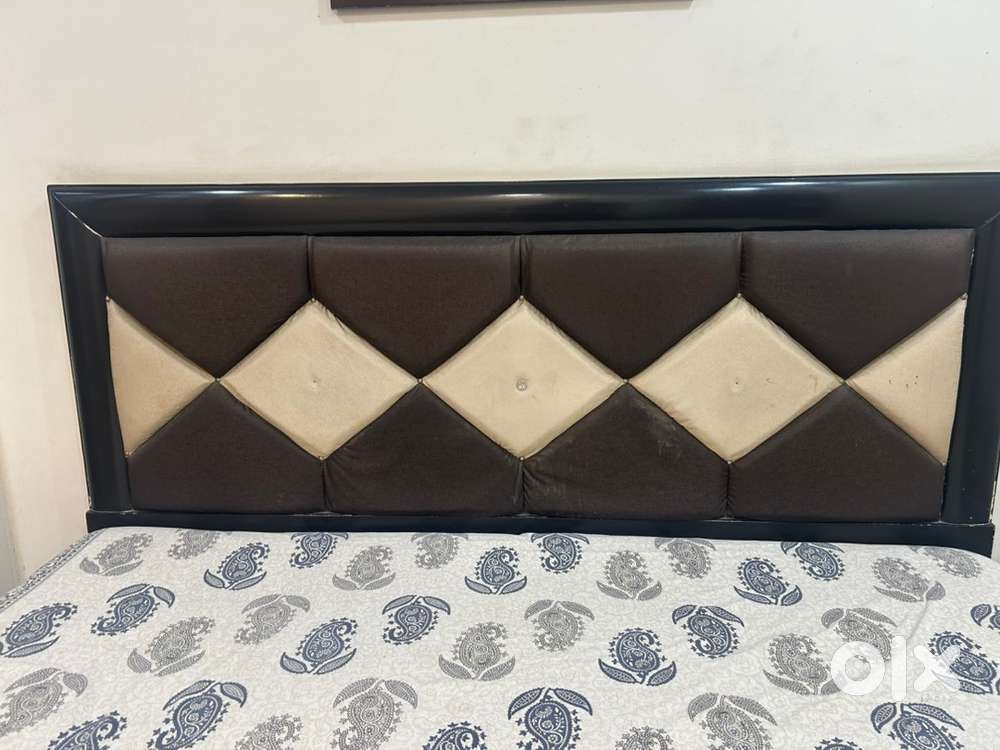Double bed with boxes 6X6 feet