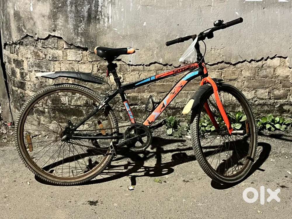 Leader cycle 3 years old and yamaha fzs v2 back shock absorber (used)