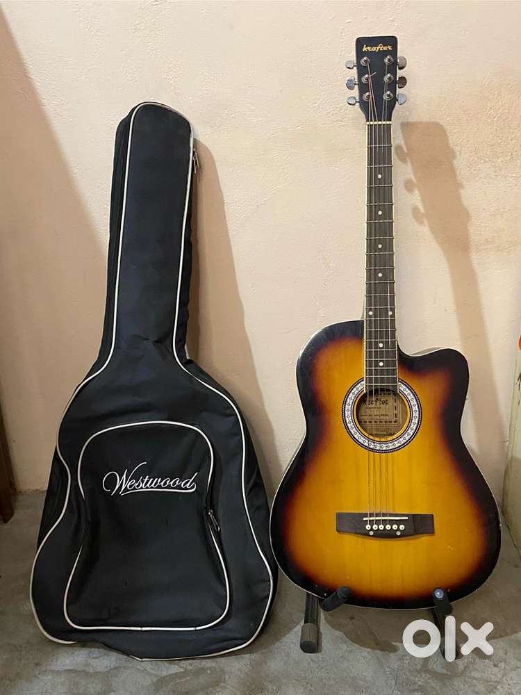 Guitar with bag, capo and 10 picks