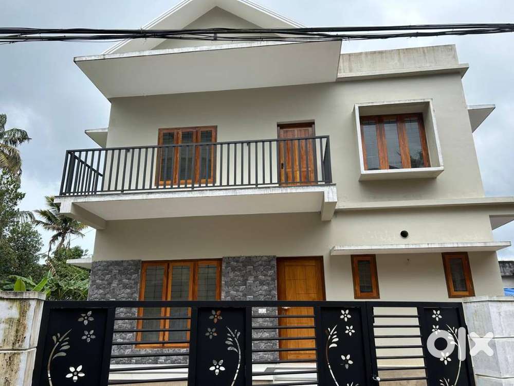 4.52 cent plot with 2000Sqrft 4 bhk house at Eroor