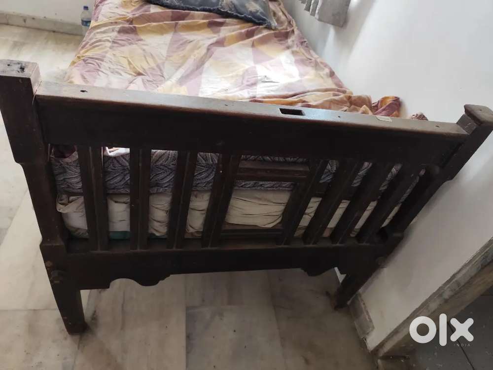 Single bed with old and simple look good