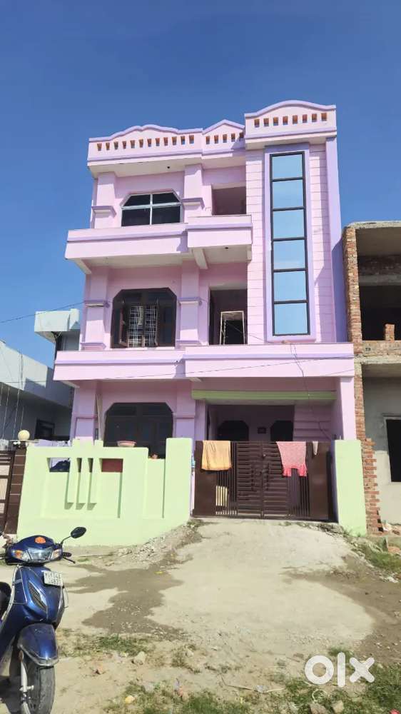 अपने से बनाया हुआ तीन मंजिला घर बिकाऊ है