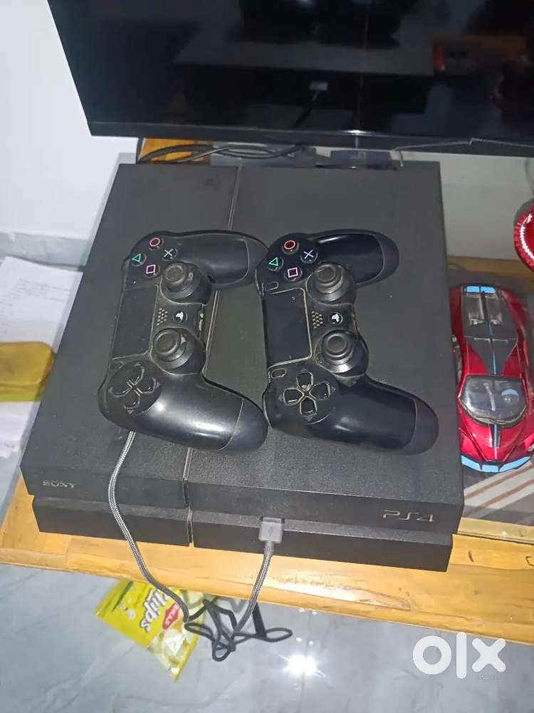 PS4 1TB + 2 Controllers + 2 Games – Excellent Condition
