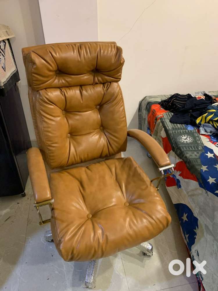 Premium Cushioned Executive Office Chair – Super Comfortable!