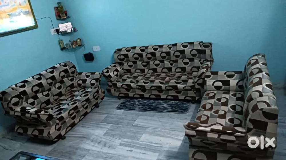 7 Seater sofa in very good condition for urgent sale