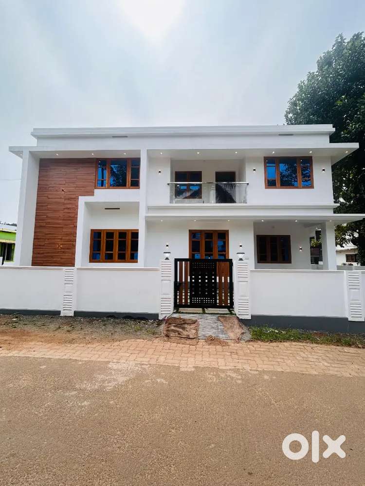 6 cent 2200 sqft 4bhk attached Aluva Kalady road sreemoolanagaram