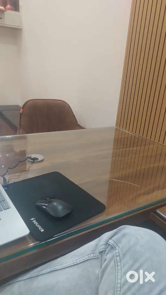 5 seater co working space available