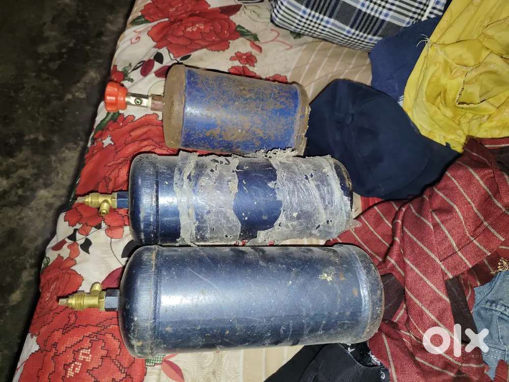 Ac ki gas ka slender 3 hai 2 to 2 kilo ke hai aur 1 /1 kilo ka hai