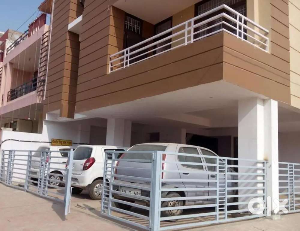 Independent floor spacious corner flat for family