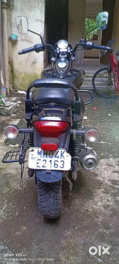 Bajaj Avenger 160 Street