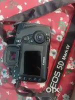 Selling canon 5D mark IV with 24-105 mm lens
