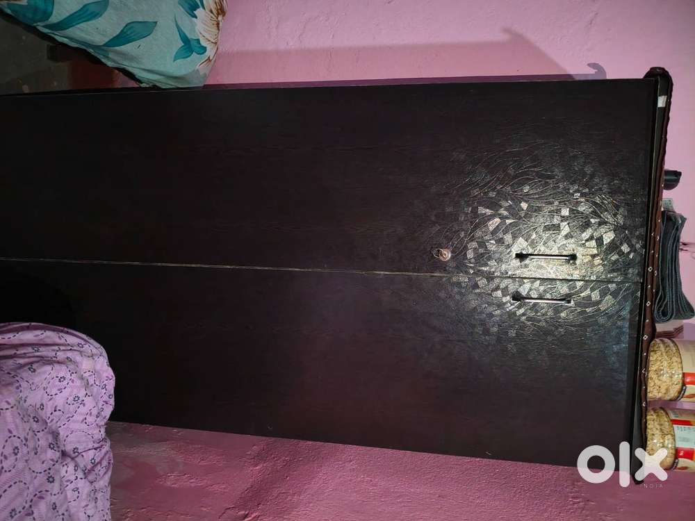 5 feet wooden Almirah