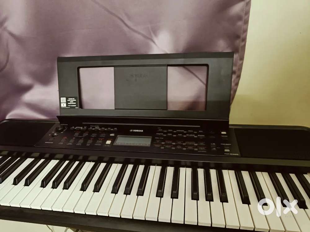 Yamaha PSR E383 Keyboard with foot pedal