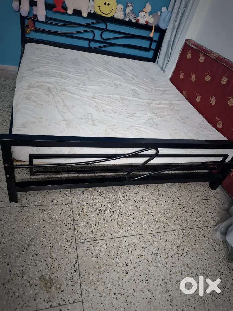 Iron king size bed almost new