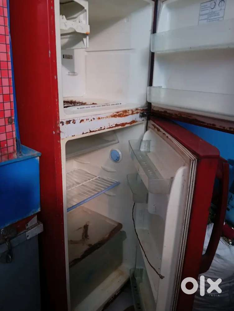 डबल डोर फ्रिज बेचना है रेड कलर सैमसंग कंपनी का है15000 मैं बेचना है सं