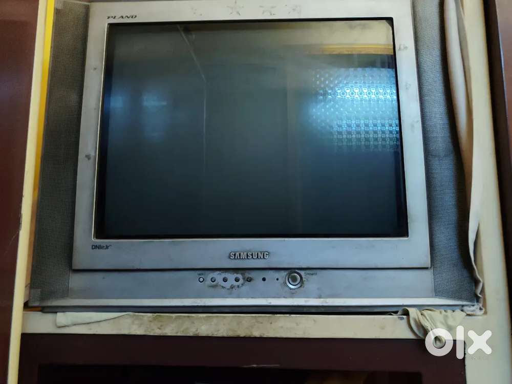 A SAMSUNG  PLANO DNIeJr TV and a hathway C7600D setup box
