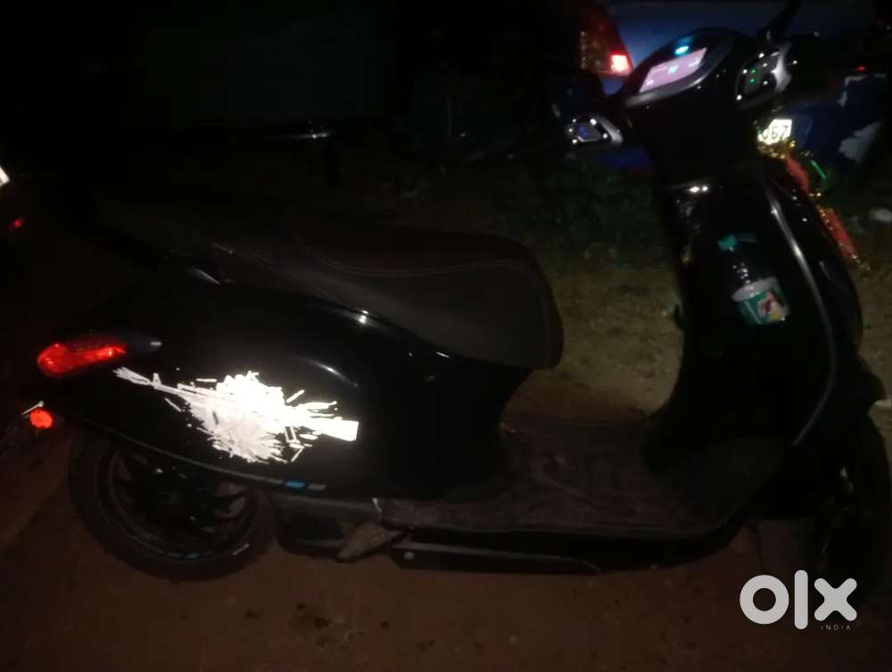 Cheetak ev black colour