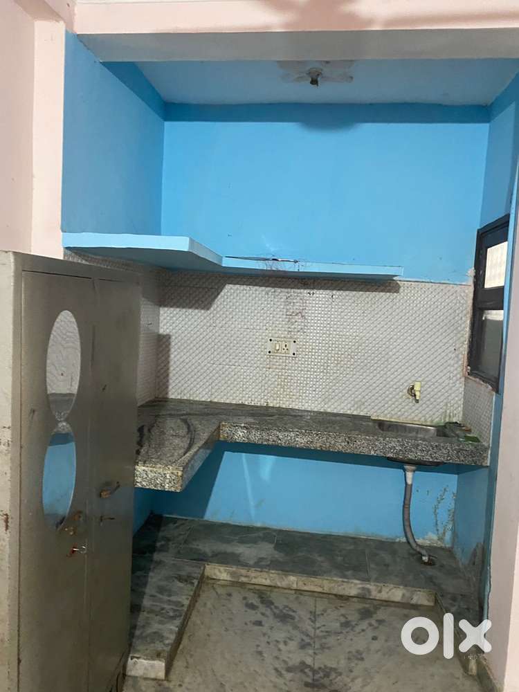 2 room set for bacholer boys girls near noida metro