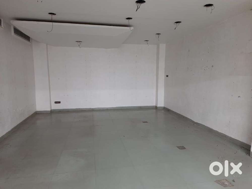1000 sq ft Centralised AC shop for Rent at Rathyatra crossing.
