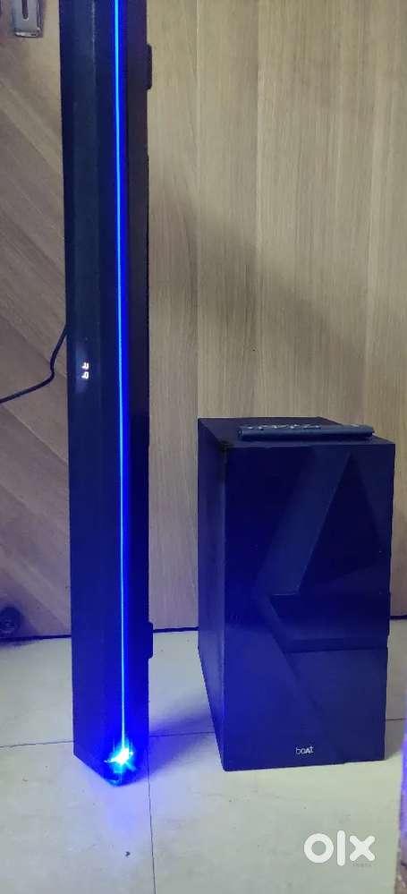 BOAT SOUNDBAR WITH SUBWOOFER HOME THEATER SPEAKER (IMMACULATE CON)