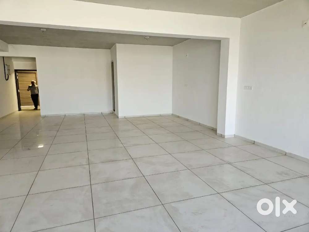 Rent semi farnish office in s.g highway