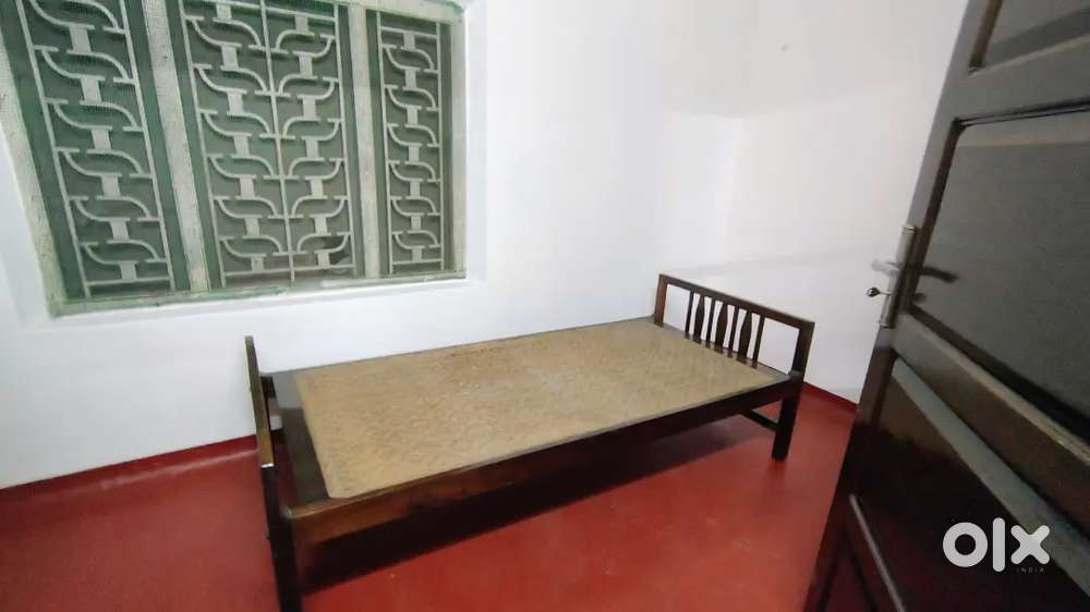 Gents pg available near Vanchiyoor court single& 2,  3 and 4 share