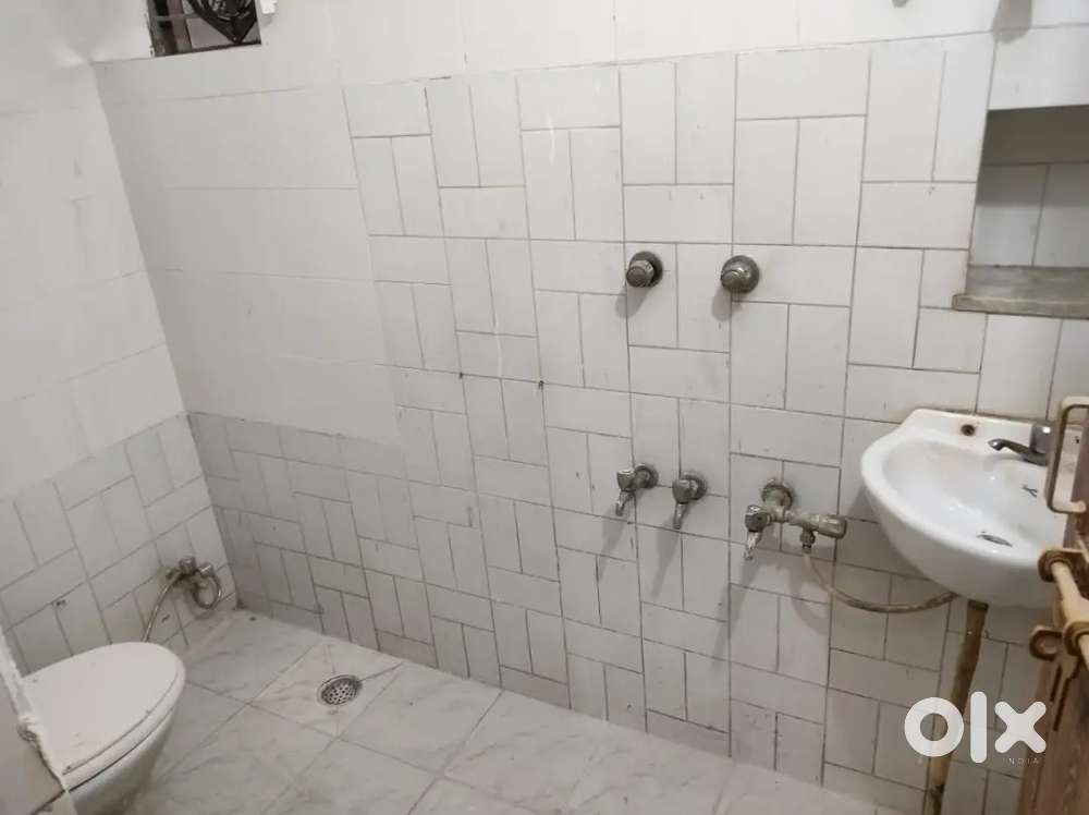 2 room + bathroom + 10x22 ft front yard