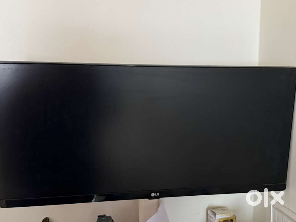 Gamin screen new, wooden table