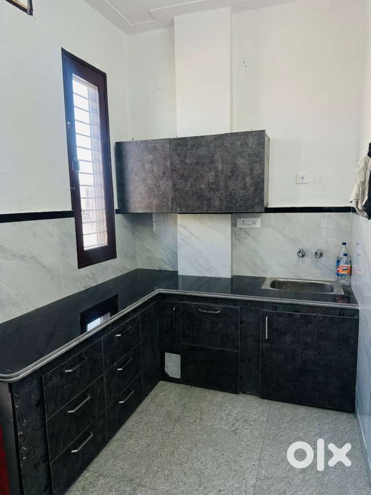 2 BHK SEMI FURNISHED FLAT AVALABLE FOR RENT IN PARAMOUNT TULIP