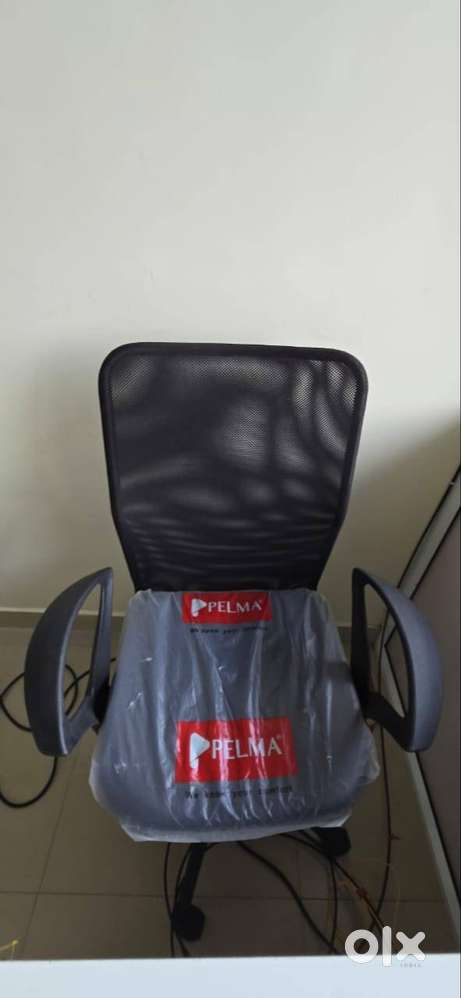 NEW OFFICE CHAIRS (ONE MONTH ONLY USED)