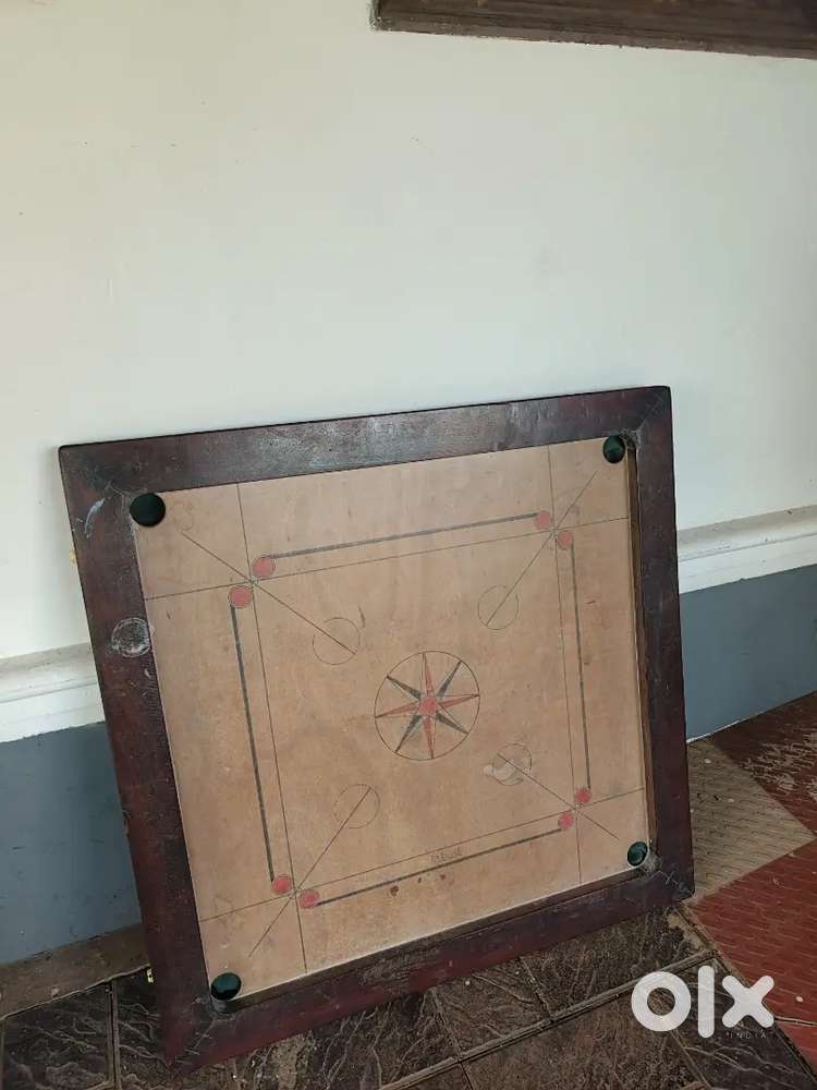 Carrom board