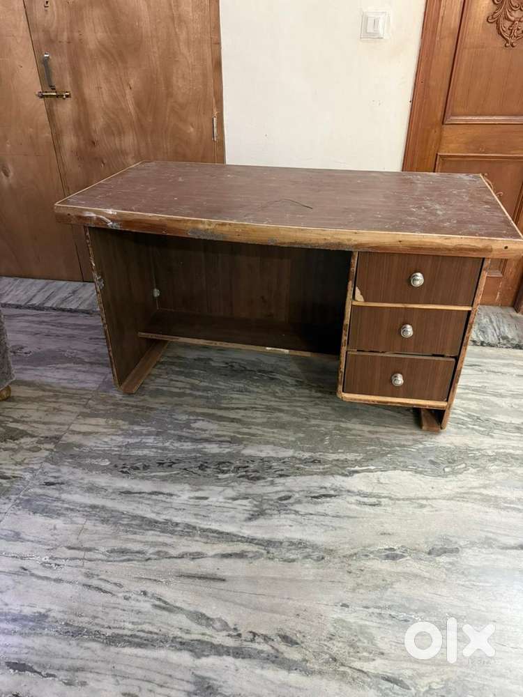Computer table